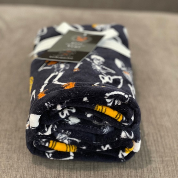 PLUSH Dancing Skeleton hand towel set - Picture 2 of 4